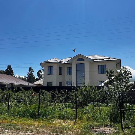 Tuenduek Guest House, Каракол Екстер'єр фото