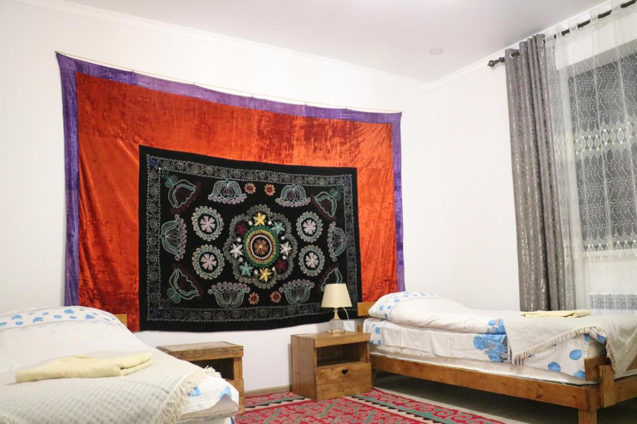 Tuenduek Guest House, Каракол Екстер'єр фото