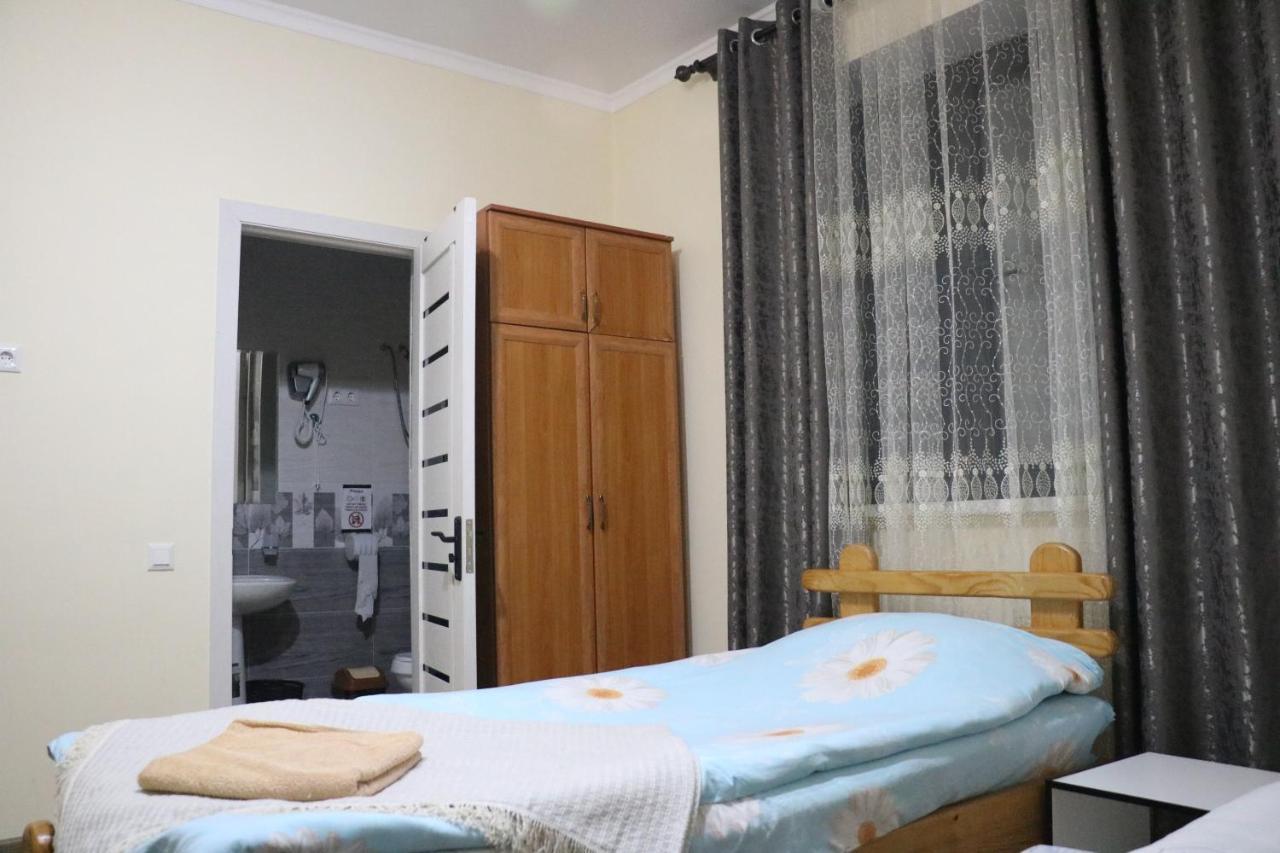 Tuenduek Guest House, Каракол Екстер'єр фото