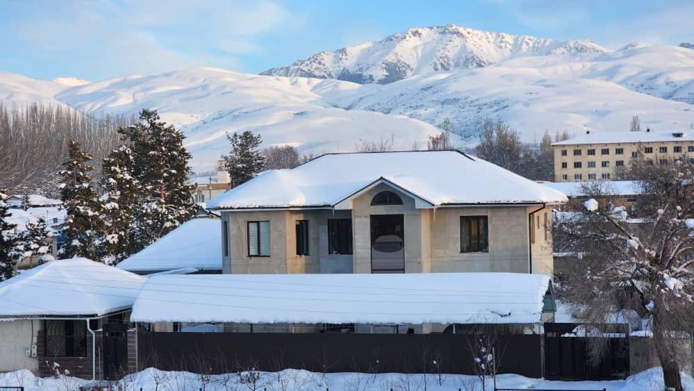 Tuenduek Guest House, Каракол Екстер'єр фото