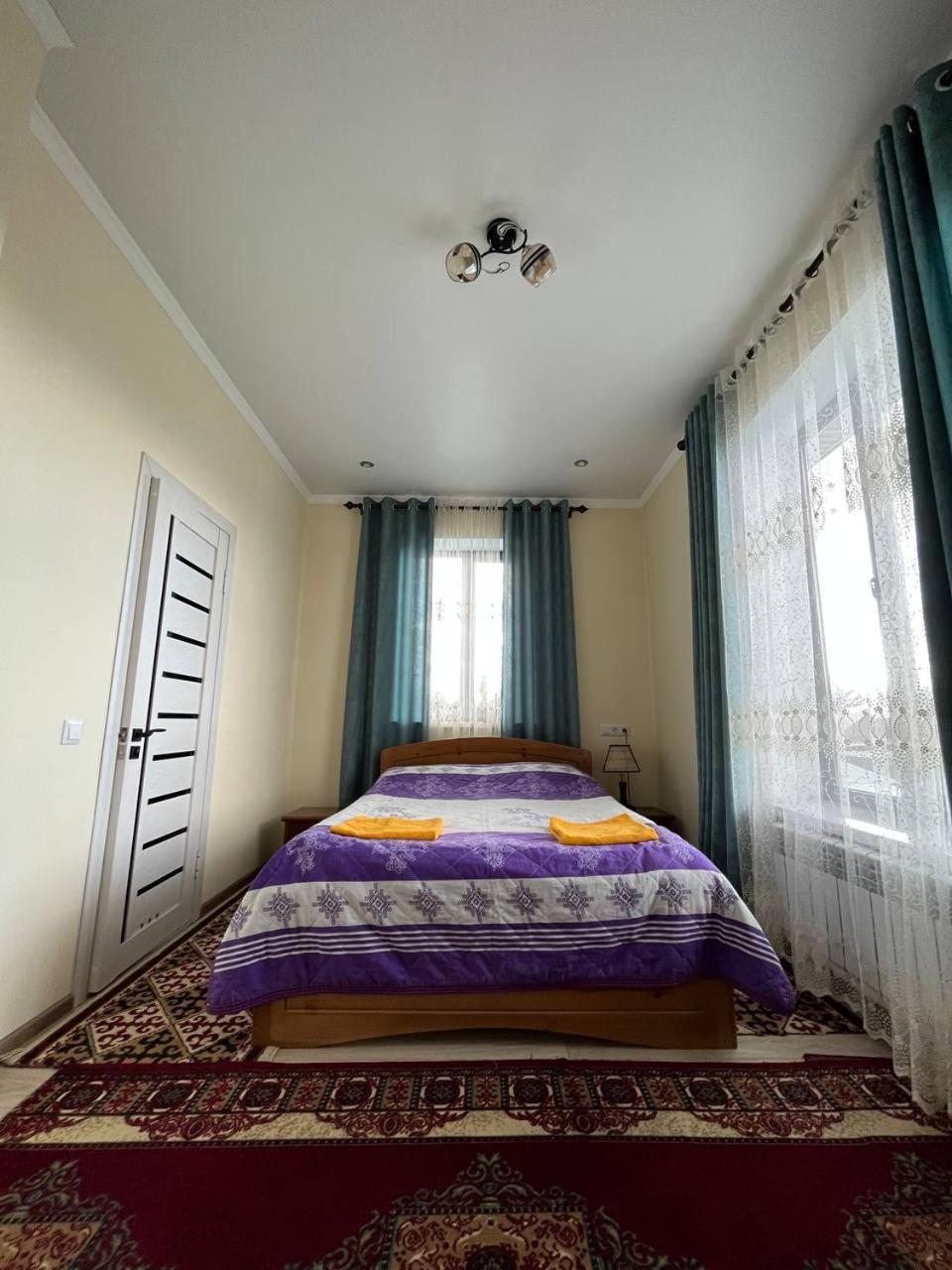 Tuenduek Guest House, Каракол Екстер'єр фото