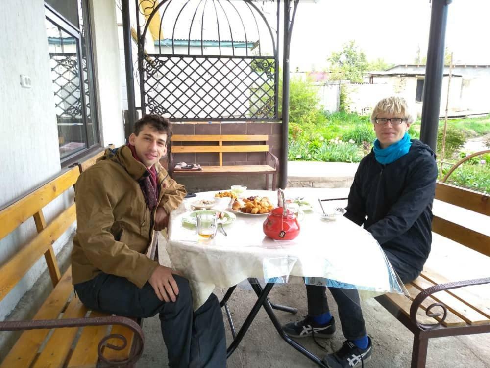 Tuenduek Guest House, Каракол Екстер'єр фото